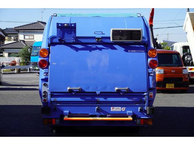 デュトロ 標準幅　パッカー車　プレス式　２トン積　４．２立米　単独動作　積載２０００ｋｇ　極東製　汚水タンク　バックカメラ　作業中表示灯　フォグランプ　電動パーキングブレーキ　左電格ミラー　坂道発進補助　５速ＭＴ（7枚目）