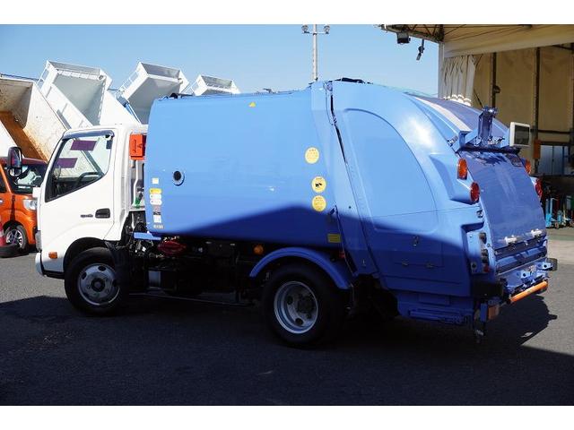 デュトロ 標準幅　パッカー車　プレス式　２トン積　４．２立米　単独動作　積載２０００ｋｇ　極東製　汚水タンク　バックカメラ　作業中表示灯　フォグランプ　電動パーキングブレーキ　左電格ミラー　坂道発進補助　５速ＭＴ（9枚目）