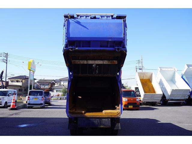 デュトロ 標準幅　パッカー車　プレス式　２トン積　４．２立米　単独動作　積載２０００ｋｇ　極東製　汚水タンク　バックカメラ　作業中表示灯　フォグランプ　電動パーキングブレーキ　左電格ミラー　坂道発進補助　５速ＭＴ（17枚目）