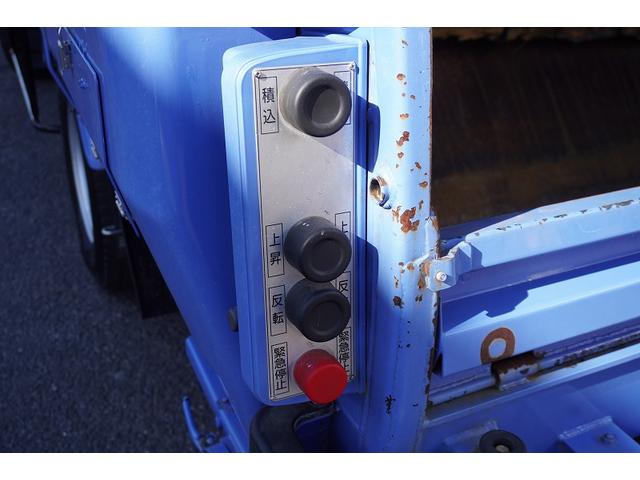 デュトロ 標準幅　パッカー車　プレス式　２トン積　４．２立米　単独動作　積載２０００ｋｇ　極東製　汚水タンク　バックカメラ　作業中表示灯　フォグランプ　電動パーキングブレーキ　左電格ミラー　坂道発進補助　５速ＭＴ（26枚目）