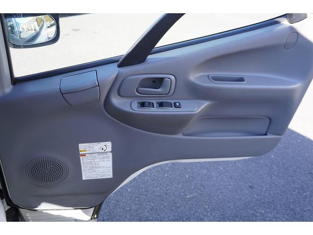 デュトロ 標準幅　パッカー車　プレス式　２トン積　４．２立米　単独動作　積載２０００ｋｇ　極東製　汚水タンク　バックカメラ　作業中表示灯　フォグランプ　電動パーキングブレーキ　左電格ミラー　坂道発進補助　５速ＭＴ（27枚目）