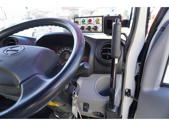 デュトロ 標準幅　パッカー車　プレス式　２トン積　４．２立米　単独動作　積載２０００ｋｇ　極東製　汚水タンク　バックカメラ　作業中表示灯　フォグランプ　電動パーキングブレーキ　左電格ミラー　坂道発進補助　５速ＭＴ（33枚目）