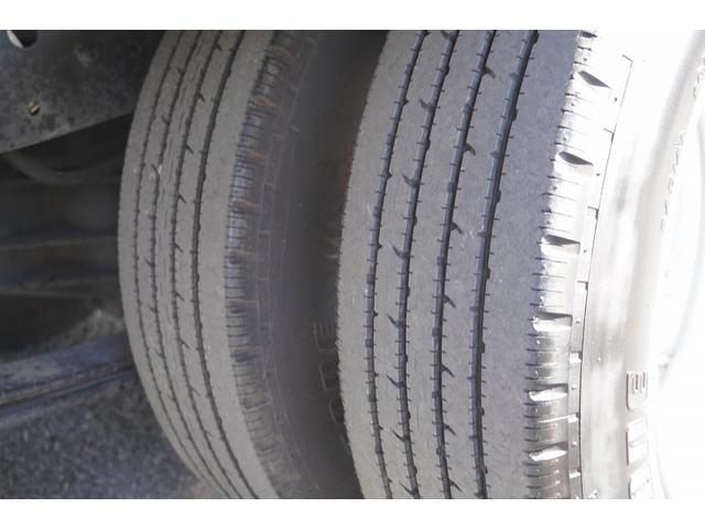 キャンター １０尺　アルミバン　２トン積　リア観音扉　垂直パワーゲート　積載２０００ｋｇ　ラッシング２段　左電格ミラー　バックカメラ　社外ナビ　ＥＴＣ　フォグランプ　パブコ製　ＡＴ　車両総重量４９５５ｋｇ　標準幅　ショート　リフト（12枚目）