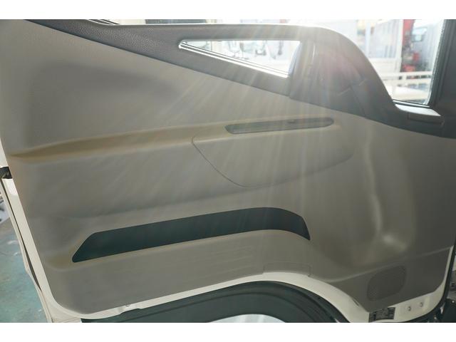 キャンター １０尺　アルミバン　２トン積　リア観音扉　垂直パワーゲート　積載２０００ｋｇ　ラッシング２段　左電格ミラー　バックカメラ　社外ナビ　ＥＴＣ　フォグランプ　パブコ製　ＡＴ　車両総重量４９５５ｋｇ　標準幅　ショート　リフト（13枚目）