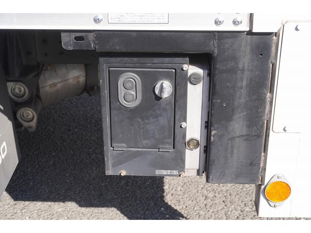 キャンター １０尺　アルミバン　２トン積　リア観音扉　垂直パワーゲート　積載２０００ｋｇ　ラッシング２段　左電格ミラー　バックカメラ　社外ナビ　ＥＴＣ　フォグランプ　パブコ製　ＡＴ　車両総重量４９５５ｋｇ　標準幅　ショート　リフト（17枚目）