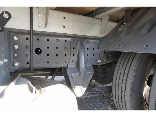キャンター １０尺　アルミバン　２トン積　リア観音扉　垂直パワーゲート　積載２０００ｋｇ　ラッシング２段　左電格ミラー　バックカメラ　社外ナビ　ＥＴＣ　フォグランプ　パブコ製　ＡＴ　車両総重量４９５５ｋｇ　標準幅　ショート　リフト（19枚目）