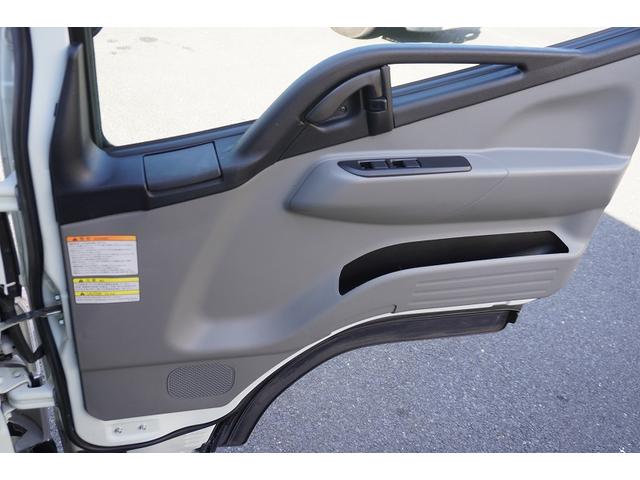 キャンター １０尺　アルミバン　２トン積　リア観音扉　垂直パワーゲート　積載２０００ｋｇ　ラッシング２段　左電格ミラー　バックカメラ　社外ナビ　ＥＴＣ　フォグランプ　パブコ製　ＡＴ　車両総重量４９５５ｋｇ　標準幅　ショート　リフト（28枚目）