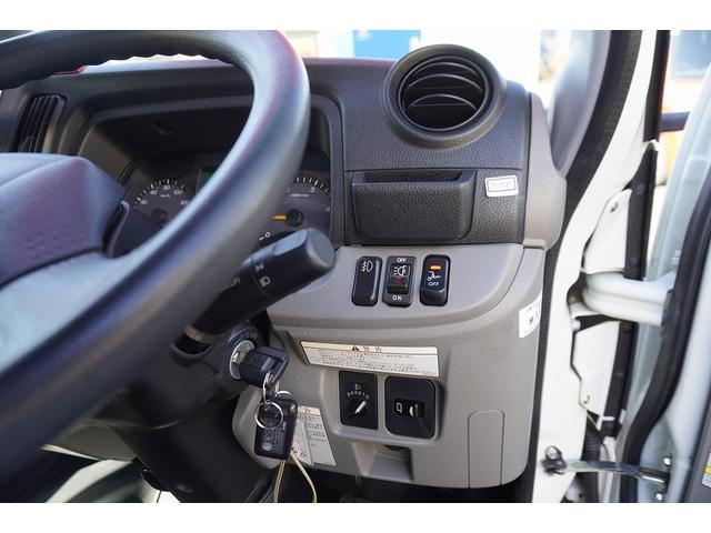 キャンター １０尺　アルミバン　２トン積　リア観音扉　垂直パワーゲート　積載２０００ｋｇ　ラッシング２段　左電格ミラー　バックカメラ　社外ナビ　ＥＴＣ　フォグランプ　パブコ製　ＡＴ　車両総重量４９５５ｋｇ　標準幅　ショート　リフト（32枚目）