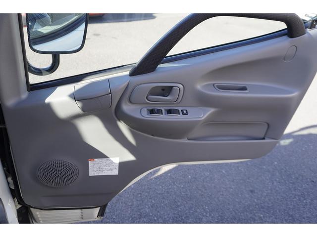 トヨエース 標準幅　セミロング　アルミバン　２トン　垂直パワーゲート　積載２０００ｋｇ　リア観音扉　垂直リフト　バックカメラ　ナビ　ワンセグＴＶ　ＥＴＣ　衝突軽減ブレーキ　車線逸脱警報　北村製　ＡＴ（12枚目）