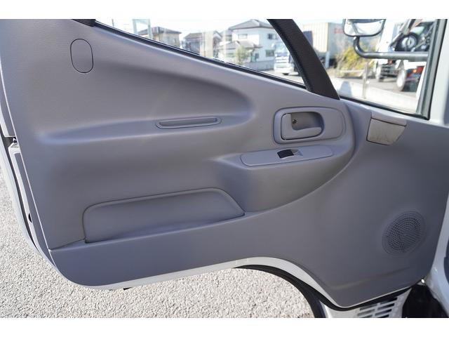 トヨエース 標準幅　セミロング　アルミバン　２トン　垂直パワーゲート　積載２０００ｋｇ　リア観音扉　垂直リフト　バックカメラ　ナビ　ワンセグＴＶ　ＥＴＣ　衝突軽減ブレーキ　車線逸脱警報　北村製　ＡＴ（32枚目）