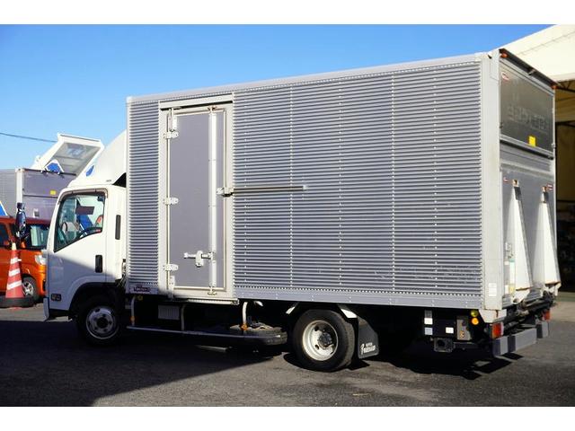 エルフトラック ワイドロング　アルミバン　２ｔ　サイドドア　跳上パワーゲート　積載２０００ｋｇ　ラッシング３段　導風板　左電格ミラー　坂道発進補助　バックカメラ　ナビ　ＥＴＣ　フォグランプ　日本フルハーフ製　６速ＭＴ　リフト　２トン（7枚目）