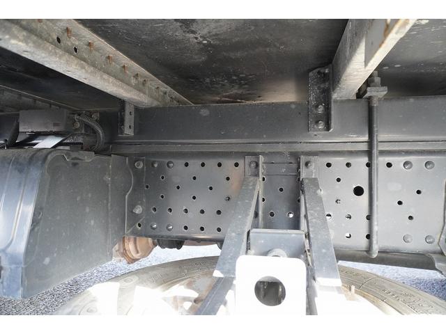 エルフトラック ワイドロング　アルミバン　２ｔ　サイドドア　跳上パワーゲート　積載２０００ｋｇ　ラッシング３段　導風板　左電格ミラー　坂道発進補助　バックカメラ　ナビ　ＥＴＣ　フォグランプ　日本フルハーフ製　６速ＭＴ　リフト　２トン（16枚目）