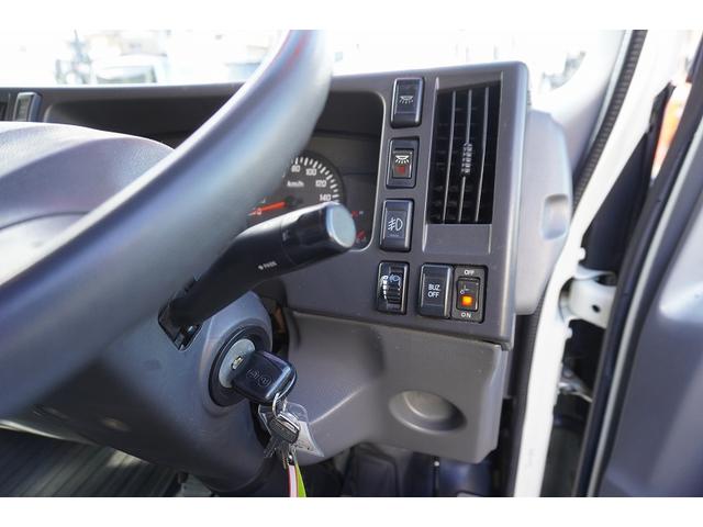 エルフトラック ワイドロング　アルミバン　２ｔ　サイドドア　跳上パワーゲート　積載２０００ｋｇ　ラッシング３段　導風板　左電格ミラー　坂道発進補助　バックカメラ　ナビ　ＥＴＣ　フォグランプ　日本フルハーフ製　６速ＭＴ　リフト　２トン（19枚目）