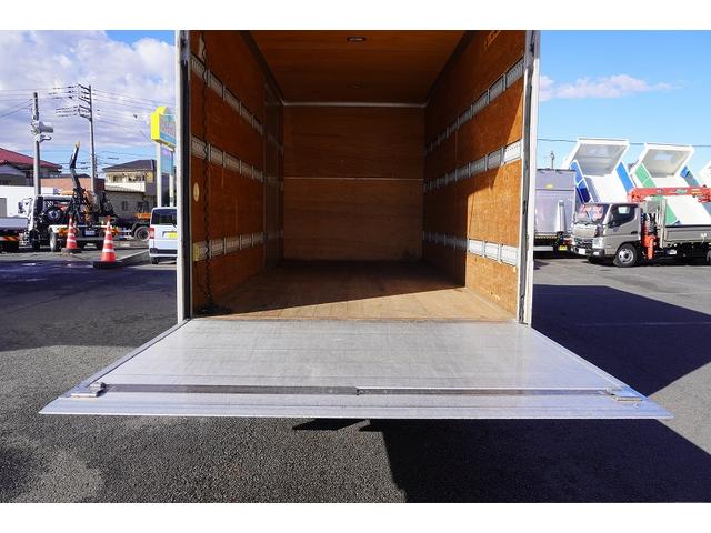 エルフトラック ワイドロング　アルミバン　２ｔ　サイドドア　跳上パワーゲート　積載２０００ｋｇ　ラッシング３段　導風板　左電格ミラー　坂道発進補助　バックカメラ　ナビ　ＥＴＣ　フォグランプ　日本フルハーフ製　６速ＭＴ　リフト　２トン（22枚目）
