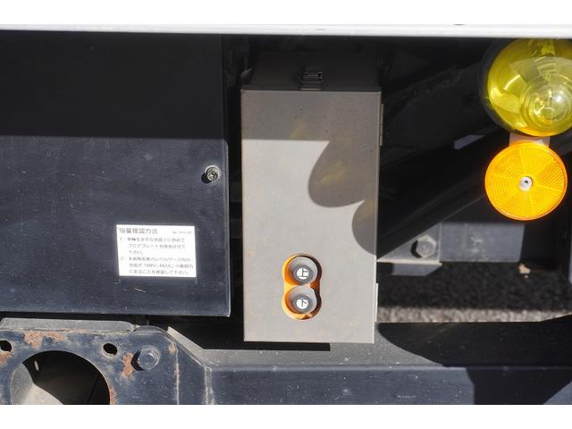 エルフトラック ワイドロング　アルミバン　２ｔ　サイドドア　跳上パワーゲート　積載２０００ｋｇ　ラッシング３段　導風板　左電格ミラー　坂道発進補助　バックカメラ　ナビ　ＥＴＣ　フォグランプ　日本フルハーフ製　６速ＭＴ　リフト　２トン（24枚目）