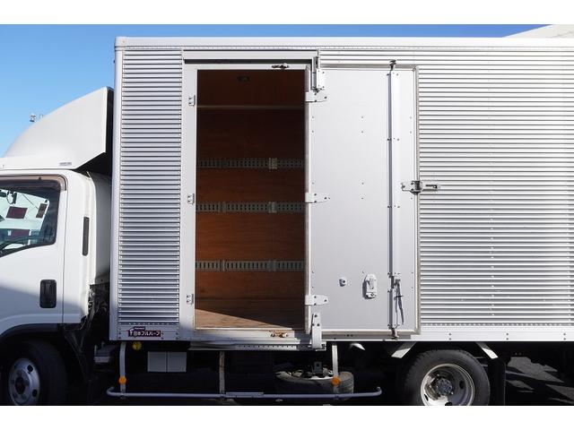 エルフトラック ワイドロング　アルミバン　２ｔ　サイドドア　跳上パワーゲート　積載２０００ｋｇ　ラッシング３段　導風板　左電格ミラー　坂道発進補助　バックカメラ　ナビ　ＥＴＣ　フォグランプ　日本フルハーフ製　６速ＭＴ　リフト　２トン（31枚目）