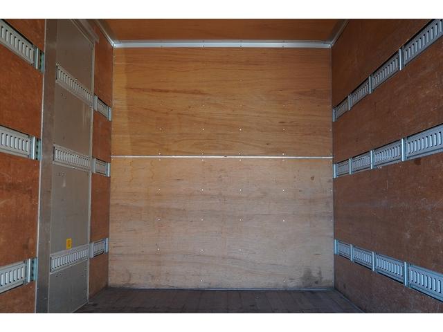 エルフトラック ワイドロング　アルミバン　２ｔ　サイドドア　跳上パワーゲート　積載２０００ｋｇ　ラッシング３段　導風板　左電格ミラー　坂道発進補助　バックカメラ　ナビ　ＥＴＣ　フォグランプ　日本フルハーフ製　６速ＭＴ　リフト　２トン（33枚目）