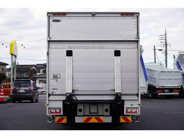 フォワード ４トン　ワイド　ベッド付　アルミバン　跳上パワーゲート　積載２４５０ｋｇ　リーフサス　６．３ｍ長　ラッシング２段　バックカメラ　ＥＴＣ２．０　ＨＩＤヘッドライト　メッキ　アルミホイール　北村製　ＡＴ　ステンレスサイドバンパー　ステンレス工具箱　リフト（3枚目）