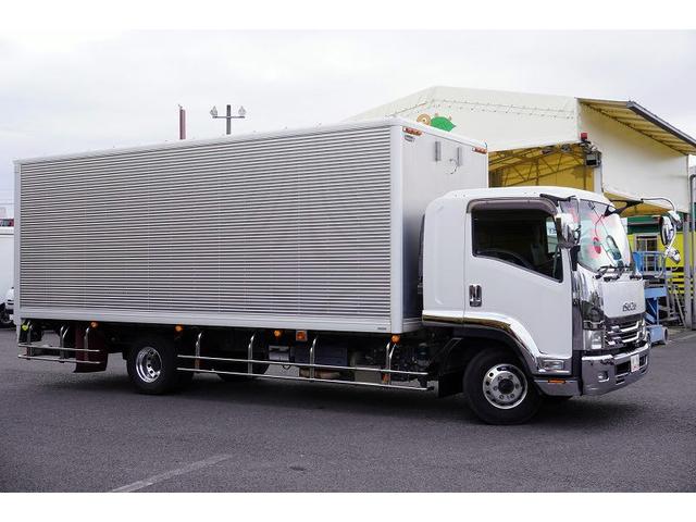 フォワード ４トン　ワイド　ベッド付　アルミバン　跳上パワーゲート　積載２４５０ｋｇ　リーフサス　６．３ｍ長　ラッシング２段　バックカメラ　ＥＴＣ２．０　ＨＩＤヘッドライト　メッキ　アルミホイール　北村製　ＡＴ　ステンレスサイドバンパー　ステンレス工具箱　リフト（6枚目）