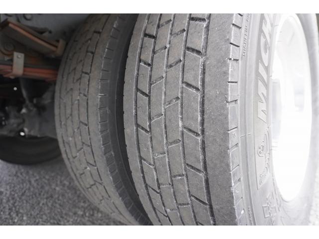 フォワード ４トン　ワイド　ベッド付　アルミバン　跳上パワーゲート　積載２４５０ｋｇ　リーフサス　６．３ｍ長　ラッシング２段　バックカメラ　ＥＴＣ２．０　ＨＩＤヘッドライト　メッキ　アルミホイール　北村製　ＡＴ　ステンレスサイドバンパー　ステンレス工具箱　リフト（12枚目）