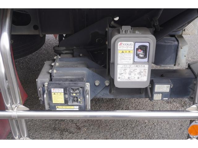 フォワード ４トン　ワイド　ベッド付　アルミバン　跳上パワーゲート　積載２４５０ｋｇ　リーフサス　６．３ｍ長　ラッシング２段　バックカメラ　ＥＴＣ２．０　ＨＩＤヘッドライト　メッキ　アルミホイール　北村製　ＡＴ　ステンレスサイドバンパー　ステンレス工具箱　リフト（13枚目）