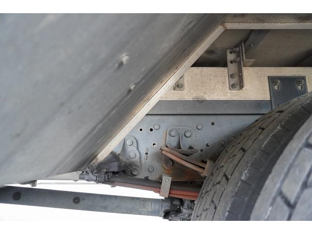 フォワード ４トン　ワイド　ベッド付　アルミバン　跳上パワーゲート　積載２４５０ｋｇ　リーフサス　６．３ｍ長　ラッシング２段　バックカメラ　ＥＴＣ２．０　ＨＩＤヘッドライト　メッキ　アルミホイール　北村製　ＡＴ　ステンレスサイドバンパー　ステンレス工具箱　リフト（16枚目）