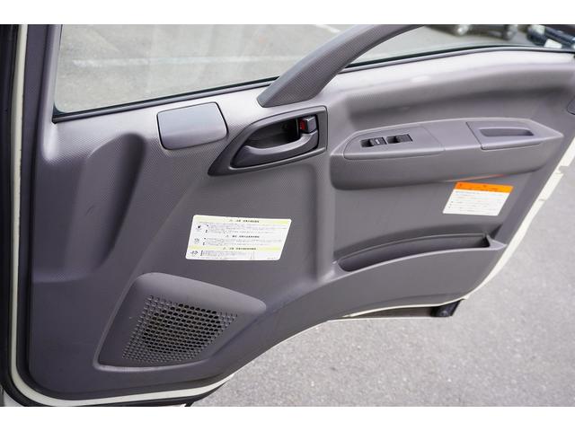 フォワード ４トン　ワイド　ベッド付　アルミバン　跳上パワーゲート　積載２４５０ｋｇ　リーフサス　６．３ｍ長　ラッシング２段　バックカメラ　ＥＴＣ２．０　ＨＩＤヘッドライト　メッキ　アルミホイール　北村製　ＡＴ　ステンレスサイドバンパー　ステンレス工具箱　リフト（21枚目）