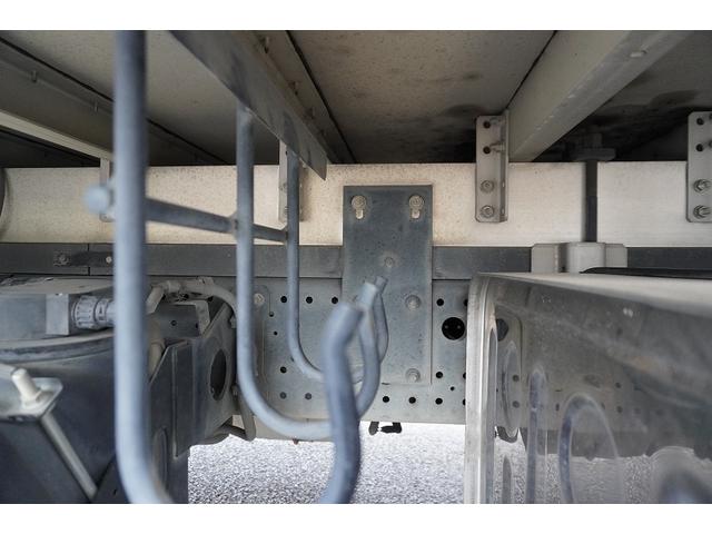 フォワード ４トン　ワイド　ベッド付　アルミバン　跳上パワーゲート　積載２４５０ｋｇ　リーフサス　６．３ｍ長　ラッシング２段　バックカメラ　ＥＴＣ２．０　ＨＩＤヘッドライト　メッキ　アルミホイール　北村製　ＡＴ　ステンレスサイドバンパー　ステンレス工具箱　リフト（23枚目）