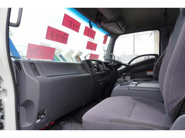 フォワード ４トン　ワイド　ベッド付　アルミバン　跳上パワーゲート　積載２４５０ｋｇ　リーフサス　６．３ｍ長　ラッシング２段　バックカメラ　ＥＴＣ２．０　ＨＩＤヘッドライト　メッキ　アルミホイール　北村製　ＡＴ　ステンレスサイドバンパー　ステンレス工具箱　リフト（28枚目）