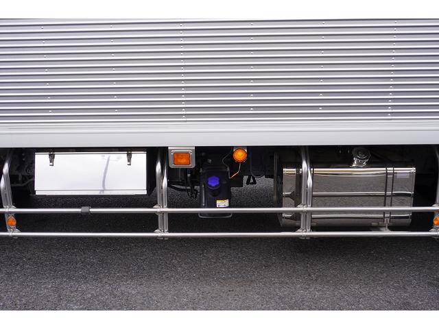 フォワード ４トン　ワイド　ベッド付　アルミバン　跳上パワーゲート　積載２４５０ｋｇ　リーフサス　６．３ｍ長　ラッシング２段　バックカメラ　ＥＴＣ２．０　ＨＩＤヘッドライト　メッキ　アルミホイール　北村製　ＡＴ　ステンレスサイドバンパー　ステンレス工具箱　リフト（34枚目）