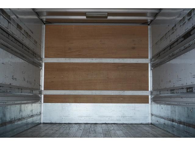 フォワード ４トン　ワイド　ベッド付　アルミバン　跳上パワーゲート　積載２４５０ｋｇ　リーフサス　６．３ｍ長　ラッシング２段　バックカメラ　ＥＴＣ２．０　ＨＩＤヘッドライト　メッキ　アルミホイール　北村製　ＡＴ　ステンレスサイドバンパー　ステンレス工具箱　リフト（35枚目）