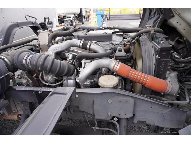 フォワード ４トン　ワイド　ベッド付　アルミバン　跳上パワーゲート　積載２４５０ｋｇ　リーフサス　６．３ｍ長　ラッシング２段　バックカメラ　ＥＴＣ２．０　ＨＩＤヘッドライト　メッキ　アルミホイール　北村製　ＡＴ　ステンレスサイドバンパー　ステンレス工具箱　リフト（38枚目）