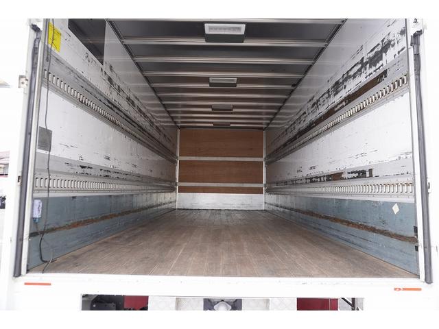 フォワード ４トン　ワイド　ベッド付　アルミバン　跳上パワーゲート　積載２４５０ｋｇ　リーフサス　６．３ｍ長　ラッシング２段　バックカメラ　ＥＴＣ２．０　ＨＩＤヘッドライト　メッキ　アルミホイール　北村製　ＡＴ　ステンレスサイドバンパー　ステンレス工具箱　リフト（42枚目）