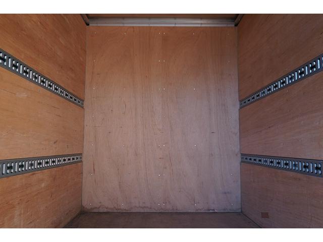 キャンター １０尺　アルミバン　２トン積　垂直パワーゲート　５速ＭＴ　積載２０００ｋｇ　リア観音扉　リフト　ラッシング２段　左電格ミラー　坂道発進補助　バックカメラ　ＥＴＣ　ＬＥＤヘッドライト　フォグ　スマートキー　衝突軽減ブレーキ　ショート　車両総重量４９８５ｋｇ（20枚目）