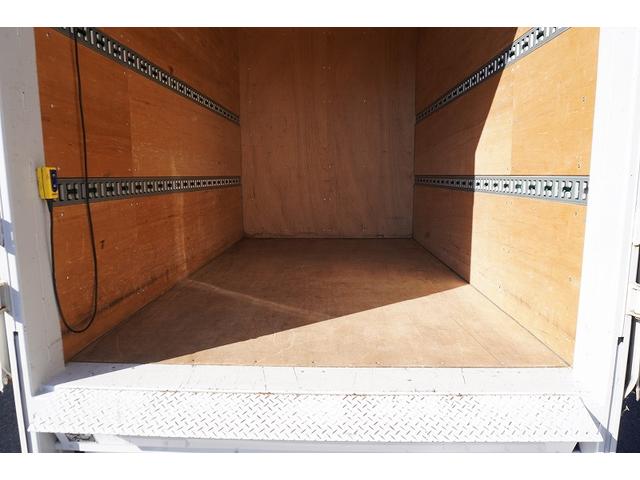 キャンター １０尺　アルミバン　２トン積　垂直パワーゲート　５速ＭＴ　積載２０００ｋｇ　リア観音扉　リフト　ラッシング２段　左電格ミラー　坂道発進補助　バックカメラ　ＥＴＣ　ＬＥＤヘッドライト　フォグ　スマートキー　衝突軽減ブレーキ　ショート　車両総重量４９８５ｋｇ（21枚目）