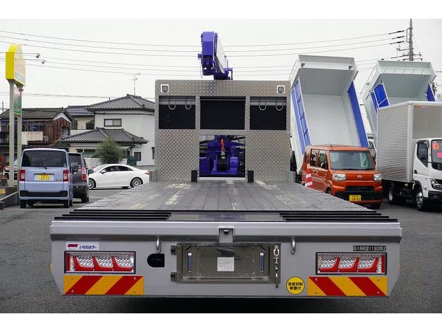 スーパーグレート 大型　４段セルフクレーン　ラジコン　ウインチ　１１．８トン積　２デフ　ベッド付　積載１１８００ｋｇ　タダノ製　ウインチ　いそのボディー製造りボディー　鳥居シマ板張り　床フック１０対　スタンション穴　アユミ板入れ　バックカメラ　ＥＴＣ２．０　メッキ　重機運搬　ＡＴ（4枚目）