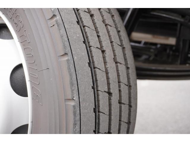 スーパーグレート 大型　４段セルフクレーン　ラジコン　ウインチ　１１．８トン積　２デフ　ベッド付　積載１１８００ｋｇ　タダノ製　ウインチ　いそのボディー製造りボディー　鳥居シマ板張り　床フック１０対　スタンション穴　アユミ板入れ　バックカメラ　ＥＴＣ２．０　メッキ　重機運搬　ＡＴ（15枚目）