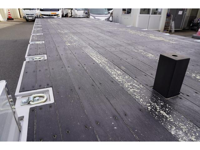 スーパーグレート 大型　４段セルフクレーン　ラジコン　ウインチ　１１．８トン積　２デフ　ベッド付　積載１１８００ｋｇ　タダノ製　ウインチ　いそのボディー製造りボディー　鳥居シマ板張り　床フック１０対　スタンション穴　アユミ板入れ　バックカメラ　ＥＴＣ２．０　メッキ　重機運搬　ＡＴ（21枚目）