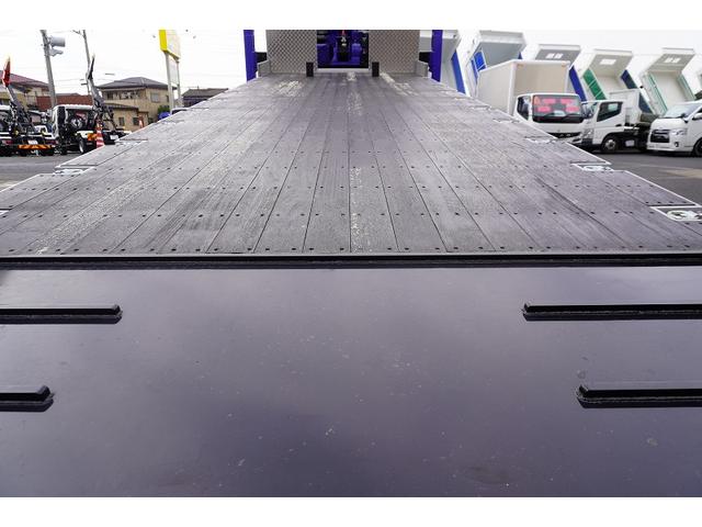 スーパーグレート 大型　４段セルフクレーン　ラジコン　ウインチ　１１．８トン積　２デフ　ベッド付　積載１１８００ｋｇ　タダノ製　ウインチ　いそのボディー製造りボディー　鳥居シマ板張り　床フック１０対　スタンション穴　アユミ板入れ　バックカメラ　ＥＴＣ２．０　メッキ　重機運搬　ＡＴ（24枚目）