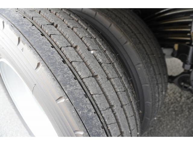 スーパーグレート 大型　４段セルフクレーン　ラジコン　ウインチ　１１．８トン積　２デフ　ベッド付　積載１１８００ｋｇ　タダノ製　ウインチ　いそのボディー製造りボディー　鳥居シマ板張り　床フック１０対　スタンション穴　アユミ板入れ　バックカメラ　ＥＴＣ２．０　メッキ　重機運搬　ＡＴ（25枚目）