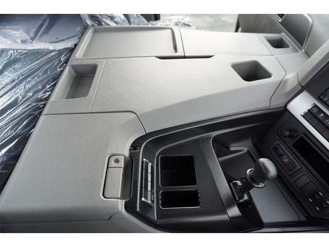 スーパーグレート 大型　４段セルフクレーン　ラジコン　ウインチ　１１．８トン積　２デフ　ベッド付　積載１１８００ｋｇ　タダノ製　ウインチ　いそのボディー製造りボディー　鳥居シマ板張り　床フック１０対　スタンション穴　アユミ板入れ　バックカメラ　ＥＴＣ２．０　メッキ　重機運搬　ＡＴ（26枚目）