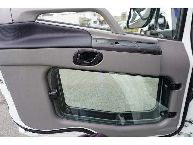 スーパーグレート 大型　４段セルフクレーン　ラジコン　ウインチ　１１．８トン積　２デフ　ベッド付　積載１１８００ｋｇ　タダノ製　ウインチ　いそのボディー製造りボディー　鳥居シマ板張り　床フック１０対　スタンション穴　アユミ板入れ　バックカメラ　ＥＴＣ２．０　メッキ　重機運搬　ＡＴ（31枚目）