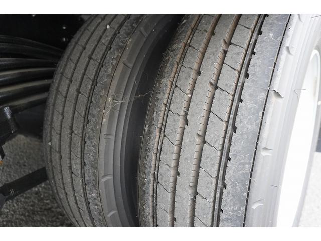 スーパーグレート 大型　４段セルフクレーン　ラジコン　ウインチ　１１．８トン積　２デフ　ベッド付　積載１１８００ｋｇ　タダノ製　ウインチ　いそのボディー製造りボディー　鳥居シマ板張り　床フック１０対　スタンション穴　アユミ板入れ　バックカメラ　ＥＴＣ２．０　メッキ　重機運搬　ＡＴ（33枚目）