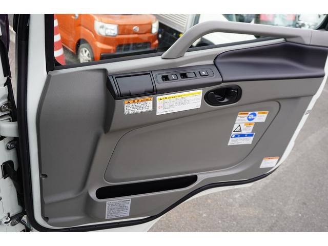 スーパーグレート 大型　４段セルフクレーン　ラジコン　ウインチ　１１．８トン積　２デフ　ベッド付　積載１１８００ｋｇ　タダノ製　ウインチ　いそのボディー製造りボディー　鳥居シマ板張り　床フック１０対　スタンション穴　アユミ板入れ　バックカメラ　ＥＴＣ２．０　メッキ　重機運搬　ＡＴ（34枚目）