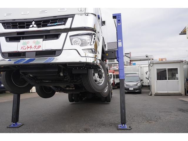 スーパーグレート 大型　４段セルフクレーン　ラジコン　ウインチ　１１．８トン積　２デフ　ベッド付　積載１１８００ｋｇ　タダノ製　ウインチ　いそのボディー製造りボディー　鳥居シマ板張り　床フック１０対　スタンション穴　アユミ板入れ　バックカメラ　ＥＴＣ２．０　メッキ　重機運搬　ＡＴ（42枚目）