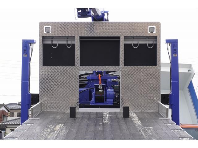 スーパーグレート 大型　４段セルフクレーン　ラジコン　ウインチ　１１．８トン積　２デフ　ベッド付　積載１１８００ｋｇ　タダノ製　ウインチ　いそのボディー製造りボディー　鳥居シマ板張り　床フック１０対　スタンション穴　アユミ板入れ　バックカメラ　ＥＴＣ２．０　メッキ　重機運搬　ＡＴ（49枚目）