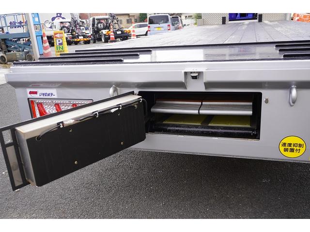 スーパーグレート 大型　４段セルフクレーン　ラジコン　ウインチ　１１．８トン積　２デフ　ベッド付　積載１１８００ｋｇ　タダノ製　ウインチ　いそのボディー製造りボディー　鳥居シマ板張り　床フック１０対　スタンション穴　アユミ板入れ　バックカメラ　ＥＴＣ２．０　メッキ　重機運搬　ＡＴ（57枚目）