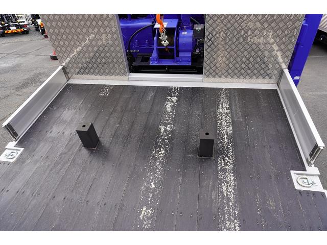 スーパーグレート 大型　４段セルフクレーン　ラジコン　ウインチ　１１．８トン積　２デフ　ベッド付　積載１１８００ｋｇ　タダノ製　ウインチ　いそのボディー製造りボディー　鳥居シマ板張り　床フック１０対　スタンション穴　アユミ板入れ　バックカメラ　ＥＴＣ２．０　メッキ　重機運搬　ＡＴ（60枚目）