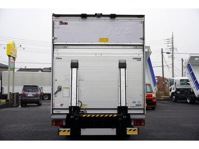 エルフトラック ワイドロング　アルミバン　２ｔ　サイドドア　跳上パワーゲート　積載２０００ｋｇ　ラッシング３段　荷台アルミ板張り　導風板　バックカメラ　左電格ミラー　坂道発進補助　フォグランプ　日本フルハーフ製　６速ＭＴ　リフト　２トン　ＥＴＣ（3枚目）