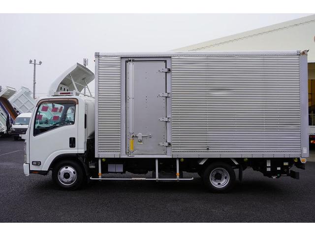 エルフトラック ワイドロング　アルミバン　２ｔ　サイドドア　跳上パワーゲート　積載２０００ｋｇ　ラッシング３段　荷台アルミ板張り　導風板　バックカメラ　左電格ミラー　坂道発進補助　フォグランプ　日本フルハーフ製　６速ＭＴ　リフト　２トン　ＥＴＣ（6枚目）